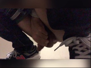 男子トイレ　包茎ちんちんからおしっこが滴る　日本人